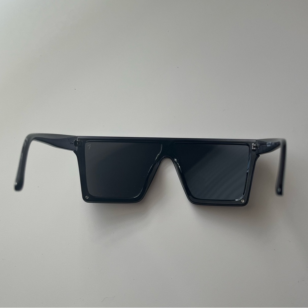 Square Frame Sunglasses - Picture 4 of 8